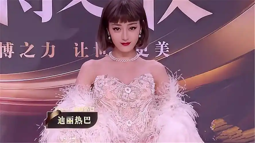 迪丽热巴身穿羽毛披风刺绣白纱裙走红毯短发造型让人眼前一亮