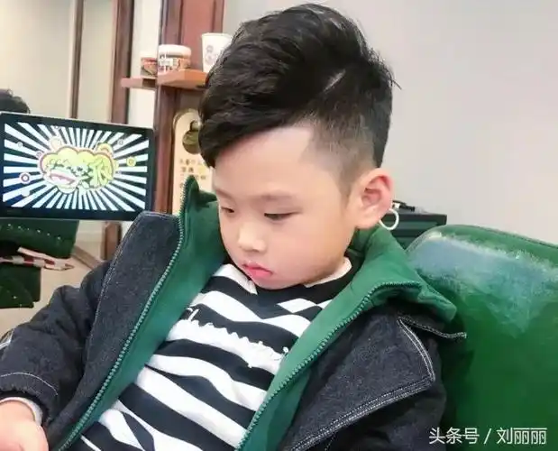 2018暑期最帅气小男孩宝宝发型26款