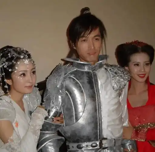 胡歌与妻子亲密近照登上热搜,网友热议:他们感情的真相,原来是这样…