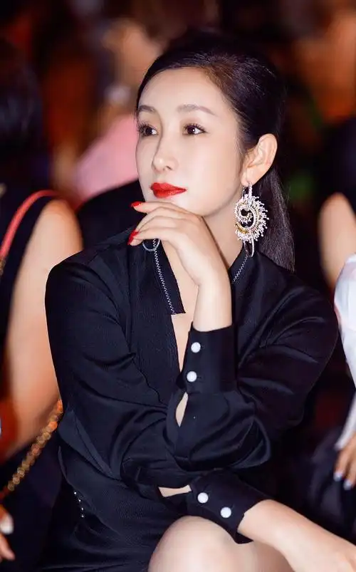 美酷!秦海璐气质优雅红唇娇艳 这个造型的耳环奇趣又个性