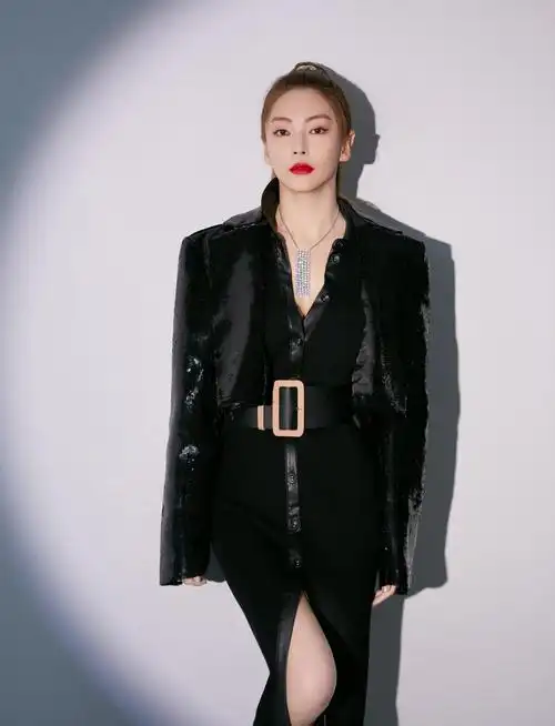 张雨绮瘦了之后太美了,穿橘色印花薄纱裙,这曲线小姑娘也挺羡慕_气质