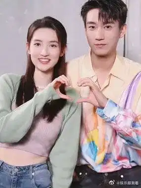 王玉雯王子奇合拍好甜  给大家表演一个