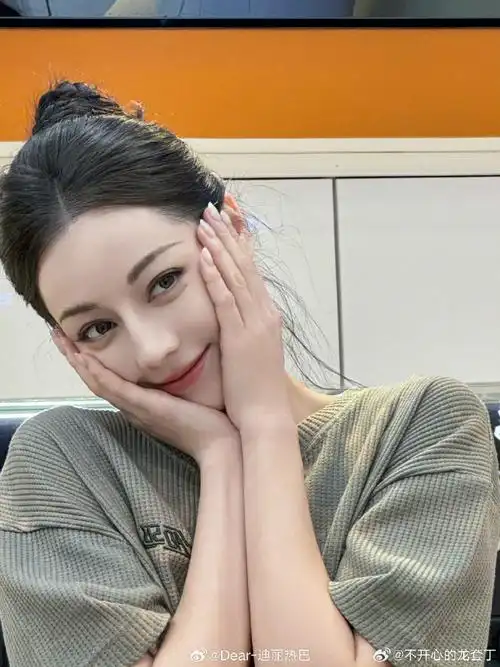 迪丽热巴发了12张生活照##迪丽热巴嘟嘴小猫