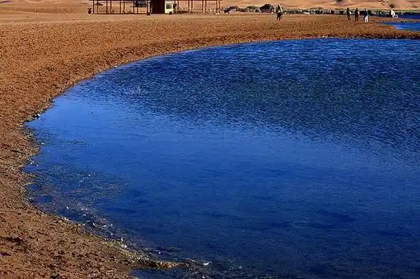 月亮湖风景区位于内蒙古自治区阿拉善盟阿拉善左旗境内,坐落在腾格里