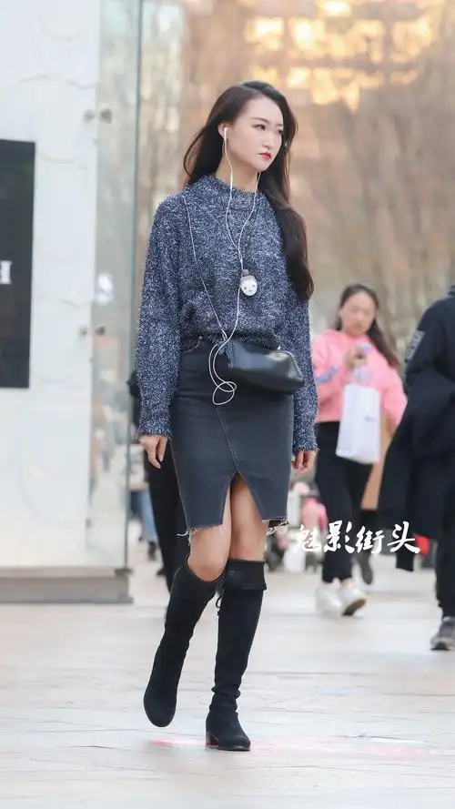 街拍开叉牛仔裙搭长筒靴子双腿修长曲线美满满的御姐气息