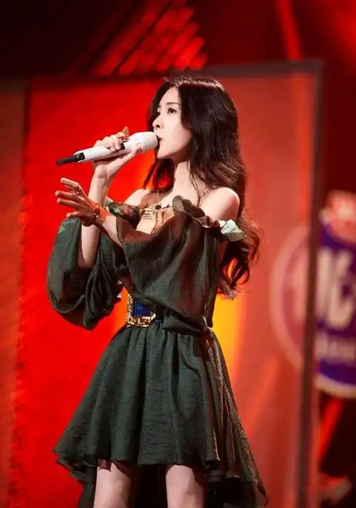 在新一期的《来看我们的演唱会》节目里张碧晨挑战摇滚曲风的《都选c