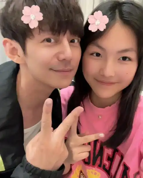 何炅王诗龄合照#李湘晒出女儿和何炅的合照,网友说这个干爸很靠谱