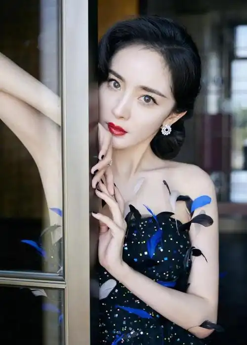 离开嘉行的杨幂大放光彩黑天鹅红唇妆美极了