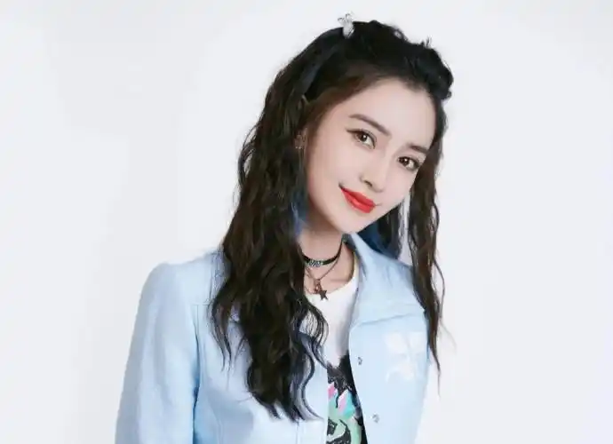 其实,邓超和杨颖都是演员,他们社交平台的简介上也是这样写的,可是