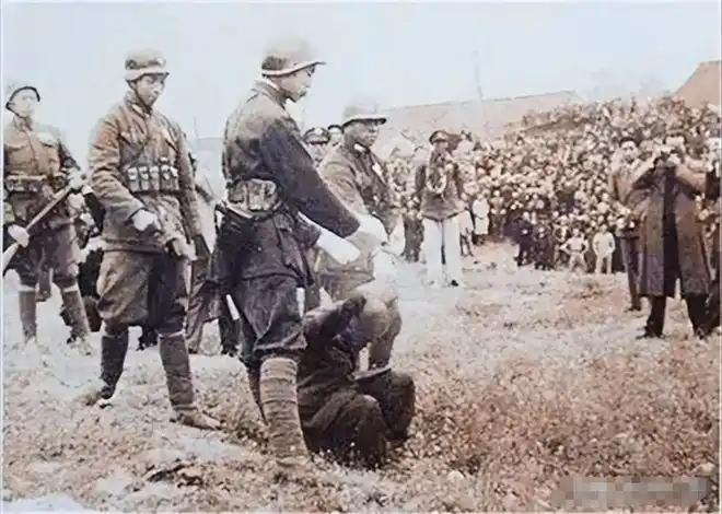 1947年谷寿夫在南京雨花台枪决的照片子弹从脑后斜入口中飞出