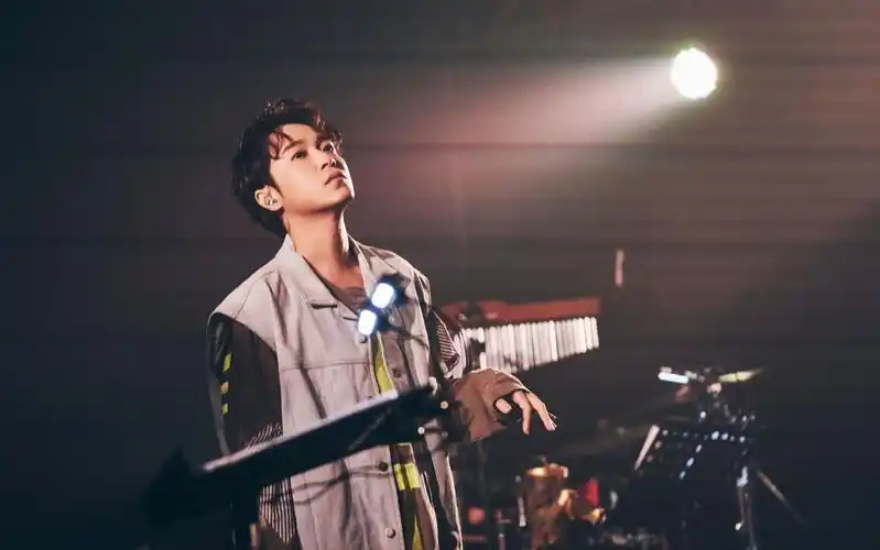 吴青峰16叶上下册演唱会官摄合集