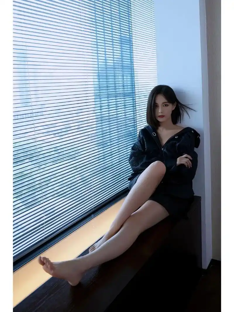 李一桐 #脚艺人 #美出高级感 #大长腿 #禁欲系 - 抖音