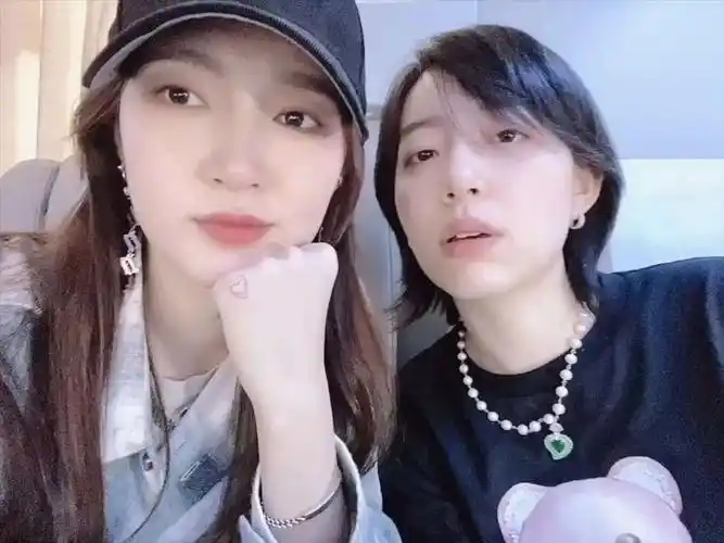 孟佳与李斯丹妮欢乐聊天自爆差点被起名孟富英