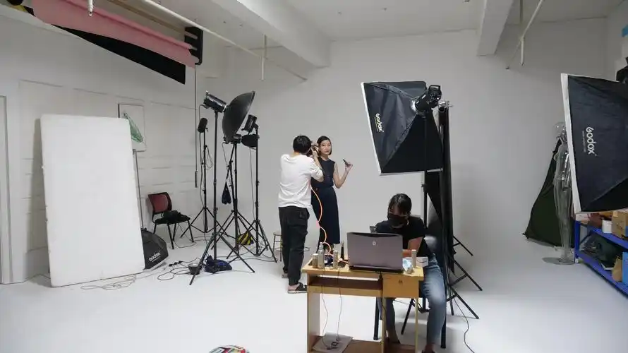 摄影师模特影棚拍照花絮化妆品工作照工作室