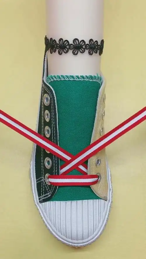 5孔军鞋怎么穿鞋带