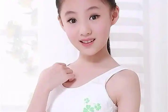 小女孩发育胸部大小不一样怎么办?胸左右大小不一样正常吗图片