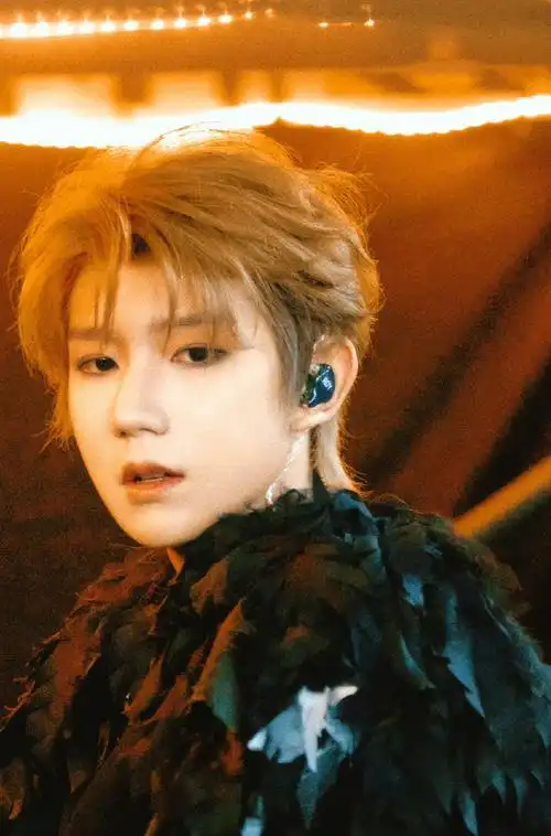 不知道王源在十周年的舞台上会做什么发型?大家踊跃竞猜!