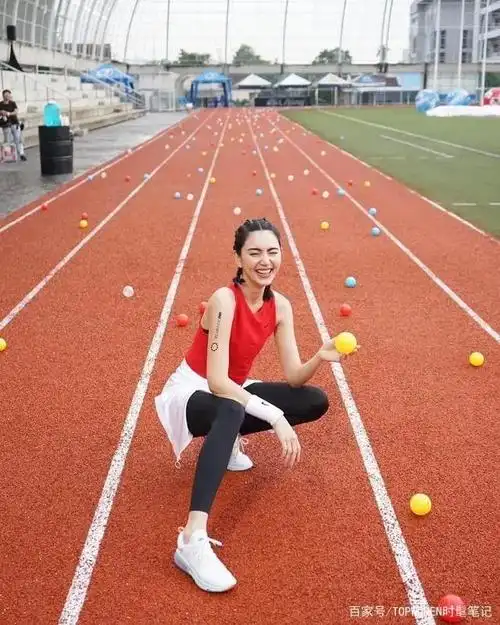 台湾名模余俪晒靓照清爽背心牛仔裤名副其实的衣架子