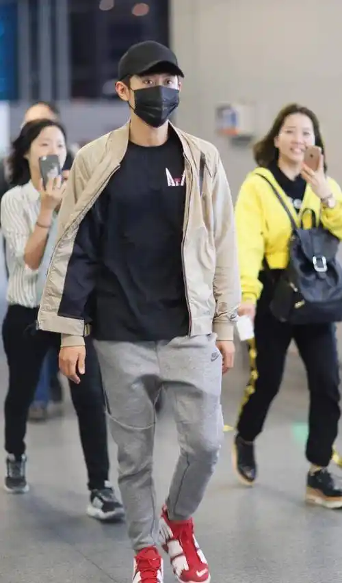 张一山分手后现身,军绿造型"痞味"依旧,神情落寞像没走出阴霾_颜色