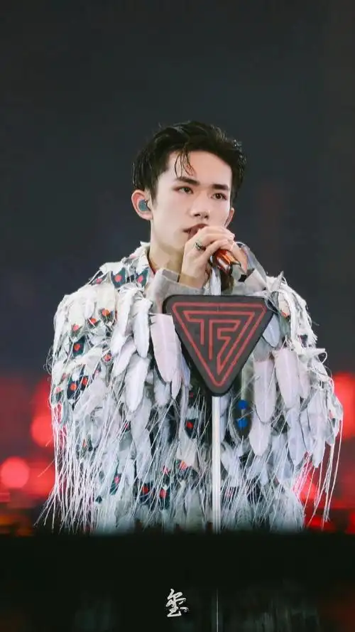 易烊千玺超话190810/没人不爱 六!周!年!的!鸟王!