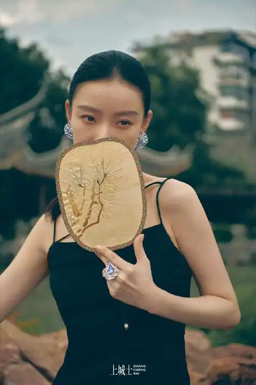 组图:倪妮最新大片气质温婉优雅 漫步家乡南京体验非遗文化_高清图集