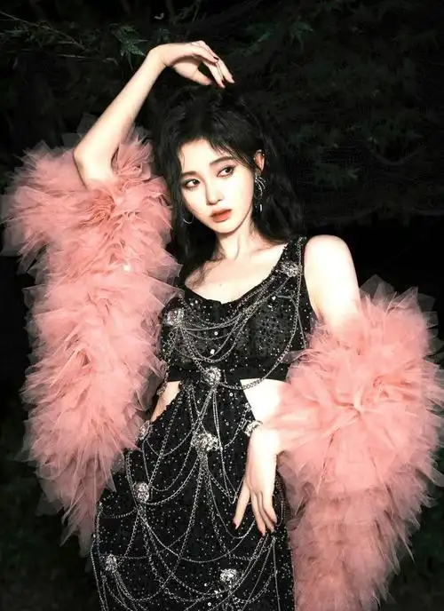 鞠婧祎辣妹造型好美穿吊带裙庆祝28岁生日烟熏妆真的太抢眼