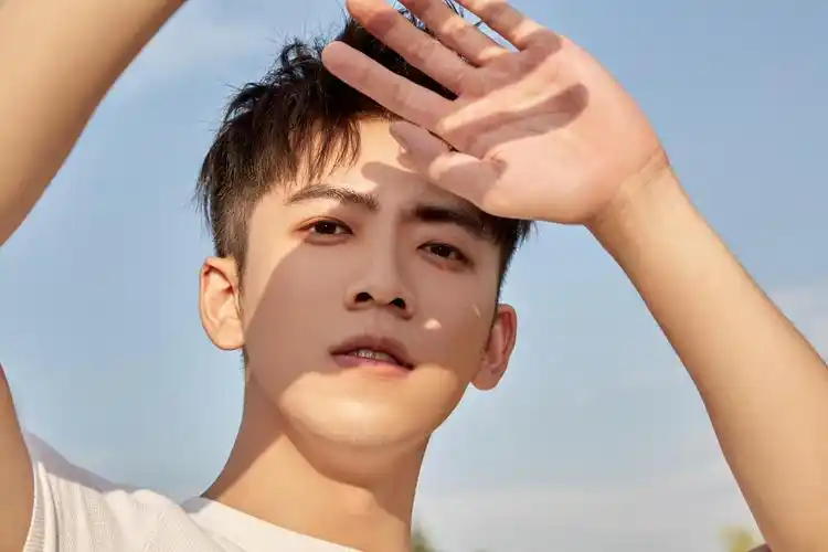 韩明霖曝户外写真写真阳光帅气少年感十足