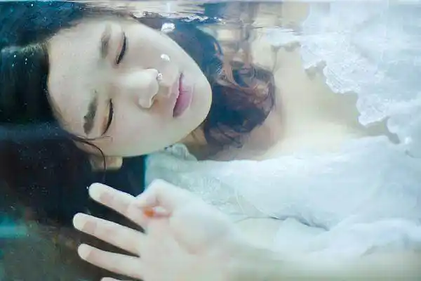 唯美女生伤心哭泣图片1