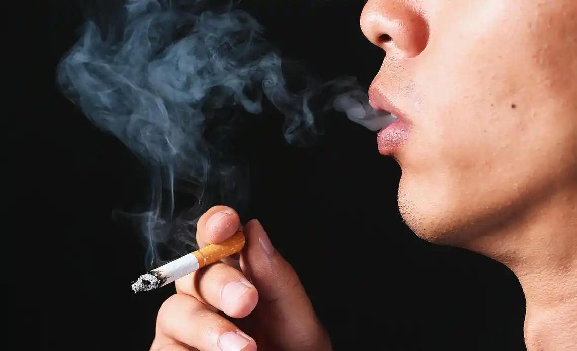 男人吸烟更容易患腰间盘突出?-山东金铠甲医药科技有限公司