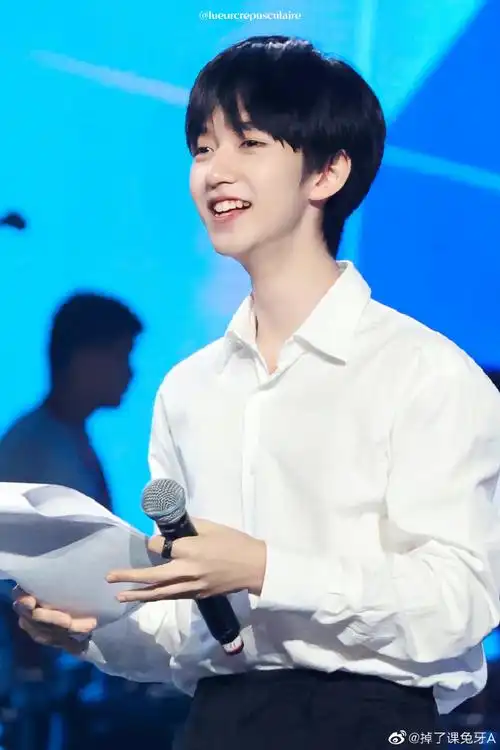 明星笑容能有多治愈#每天看见贺峻霖的笑容 一整天的烦恼就都不见了