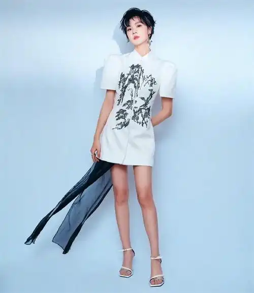 39岁郁可唯状态好显年轻皮裙造型秀美腿酷飒十足