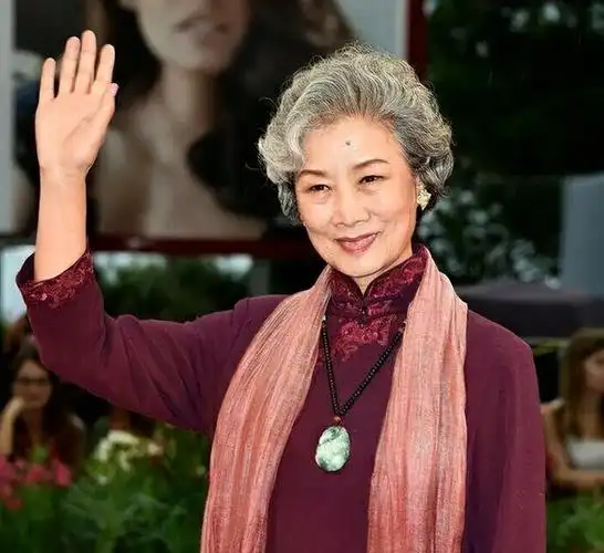 演员吕中:23岁嫁同学,今儿子儿媳是她的骄傲,女儿是国人的骄傲