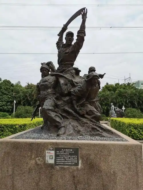 有不少企业家,名人曾花重金委托潘鹤做雕塑,潘鹤一概拒绝,他希望所有