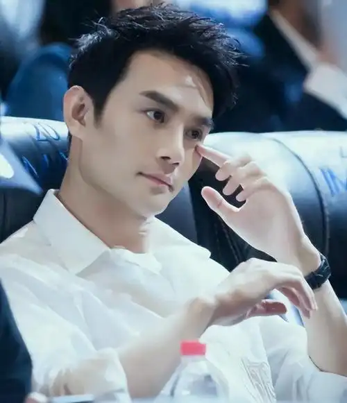 作为一位备受瞩目的演员,王凯凭借其出色的表演实力和低调的个性,成功