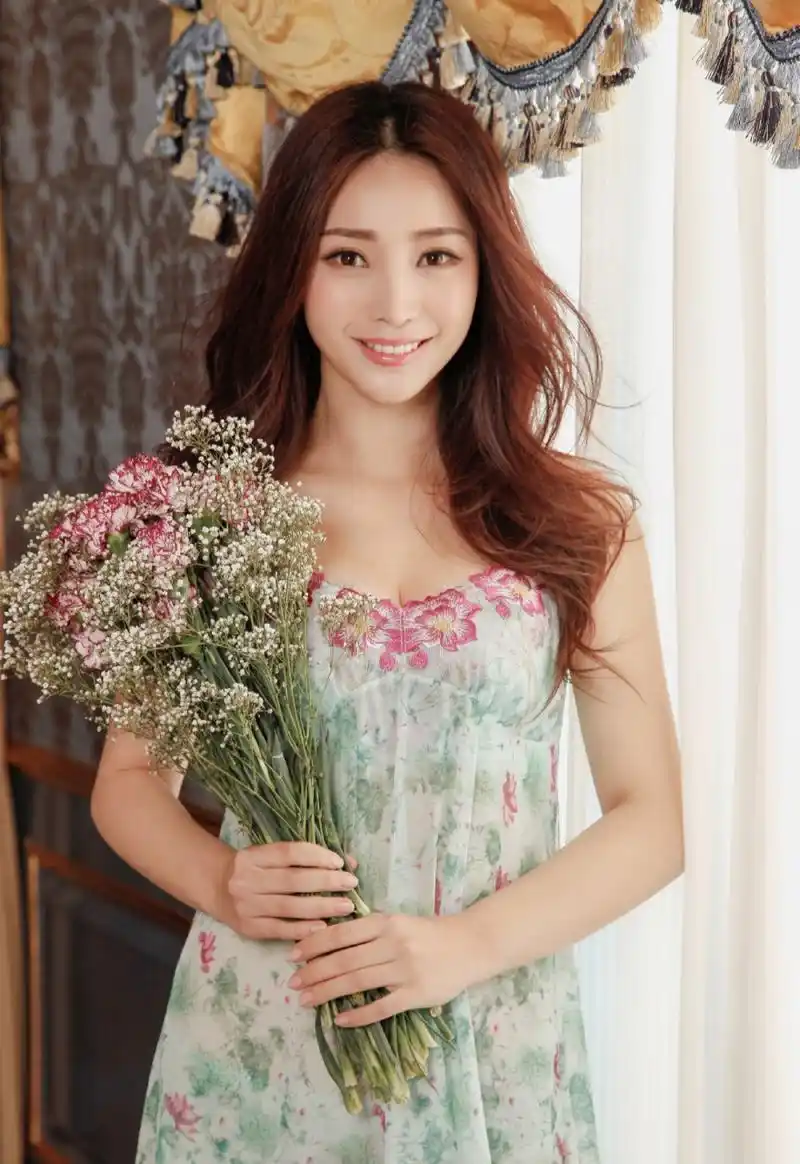 "人间清醒"#柳岩# 早期代言的内衣写真,肤白貌美的容颜,白皙水嫩的