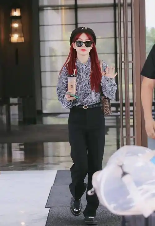 徐梦洁之前的体重是96斤,她身材一直以来都是很不错的,所以穿上这些