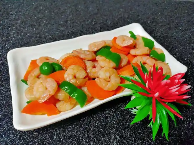虾仁炒胡萝卜,青椒