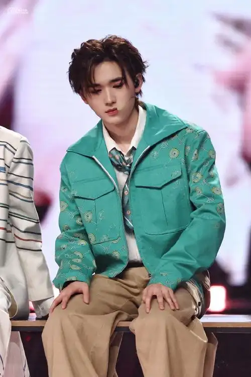 时代少年团今天换妆造了##宋亚轩大时代大背头造型##宋亚轩贺峻了说