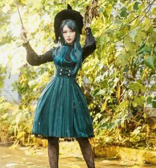 小姐姐玩cosplay,为了显特别,竟然穿上"蛇皮袜"
