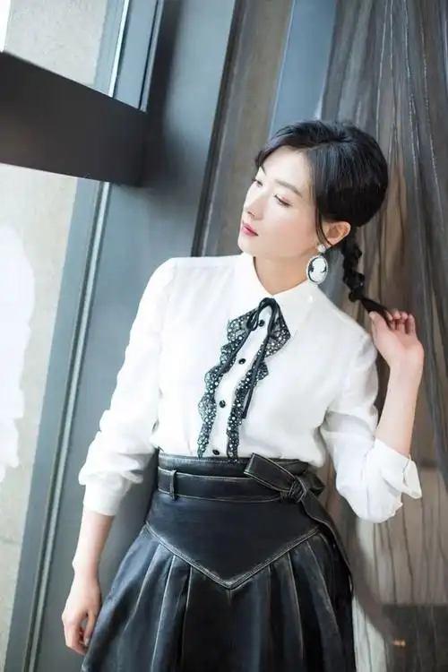 37岁万茜和39岁董洁同穿白衬衫气质相差太大网友大开眼界了