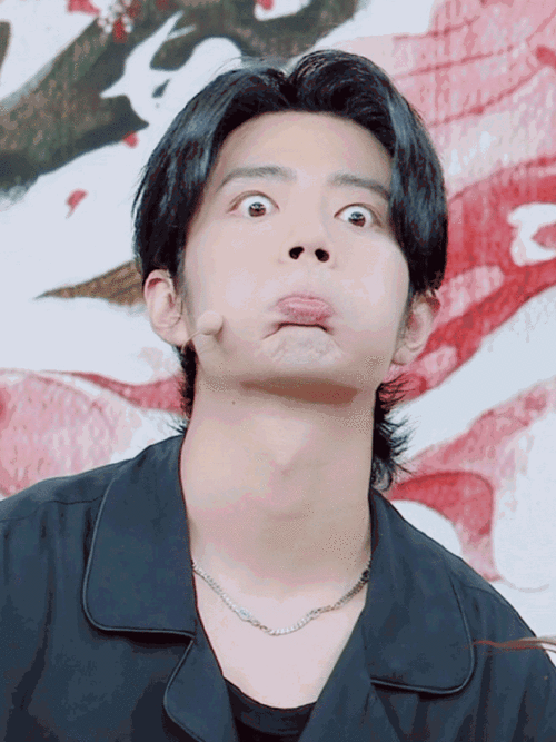 肖战点映礼合影做鬼脸#肖战点映礼合影的时候做鬼脸,有亿点可爱#被肖