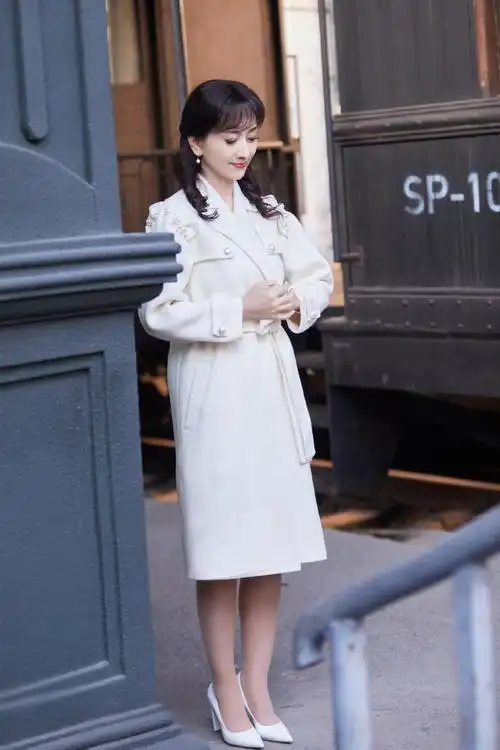 赵雅芝年过60依然时髦,穿千鸟格外套配紧身裤走机场,像个年轻人