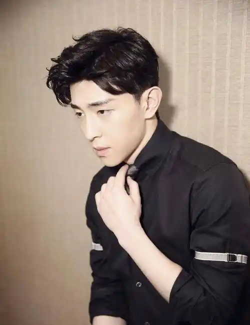 邓伦转型复出!成立火社甄选开启首场直播,疑成绩不佳失望离场