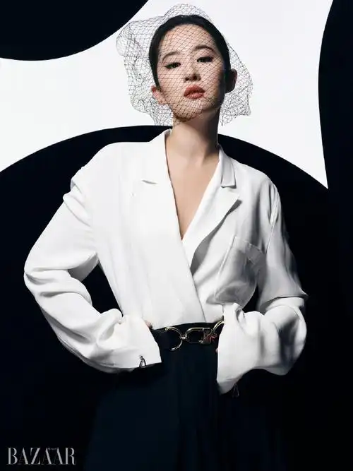 刘亦菲抹胸裙##刘亦菲周冬雨撞造型##刘亦菲时尚芭莎4月刊封面