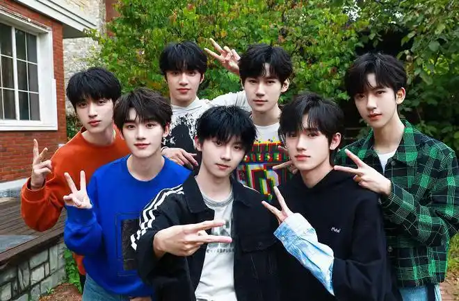 时代少年团七位少年合影唇红齿白很清秀网友却分不清谁是谁