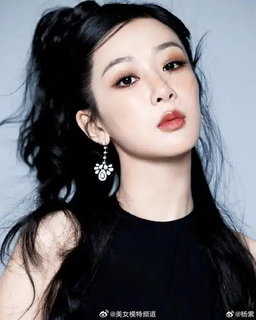 杨紫晒黑色露背裙造型美照化美拉德小烟熏妆酷美性感