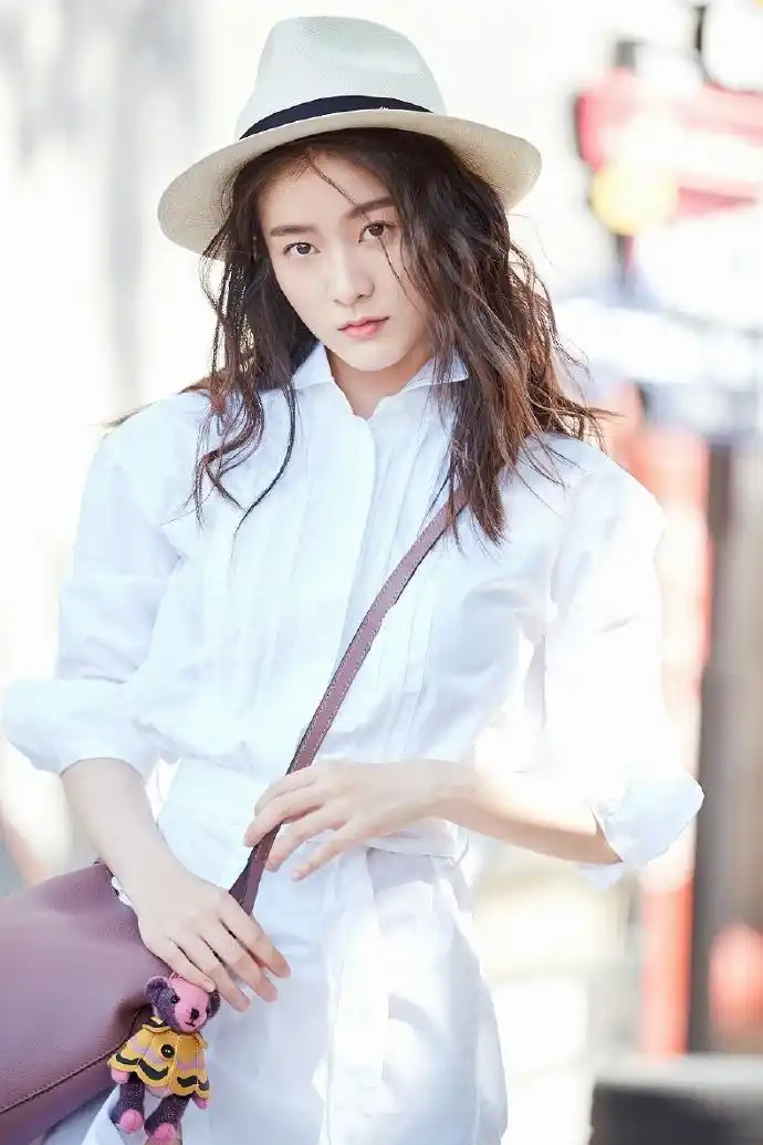 张雪迎白色衬衫裙清爽时尚街拍图片