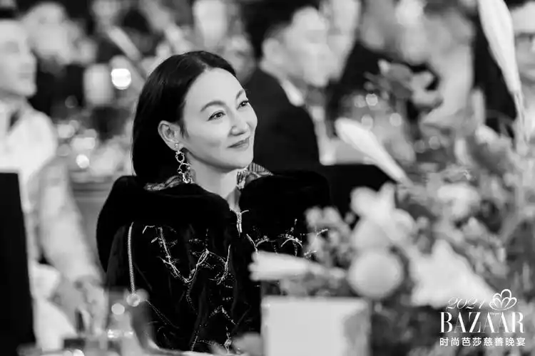 15日,时尚芭莎慈善晚宴内场照片释出.