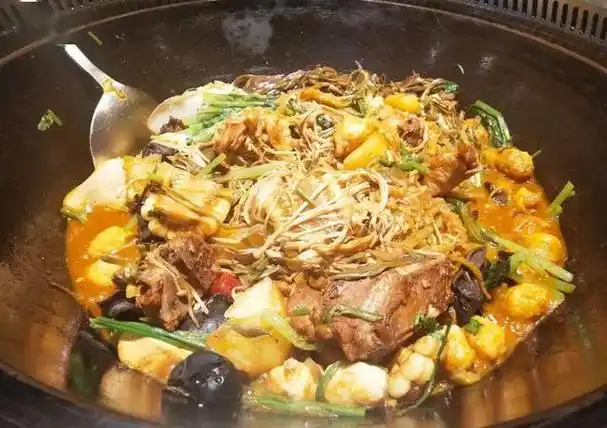 东北菜,一种充满乡土气息和地方特色的菜系,深受北方人的喜爱.