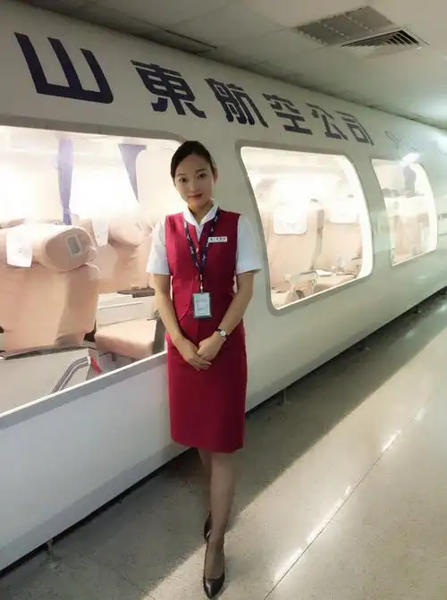 鲁媛媛,2014级航空服务专业2班学生.目前就职于山东航空公司